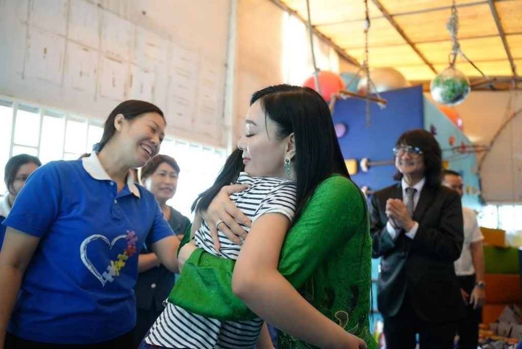 Chung Lệ Đề cùng European Wellness thăm và tặng quà trẻ tự kỷ - 3 Chung Lệ Đề cùng European Wellness thăm và tặng quà trẻ tự kỷ - 3