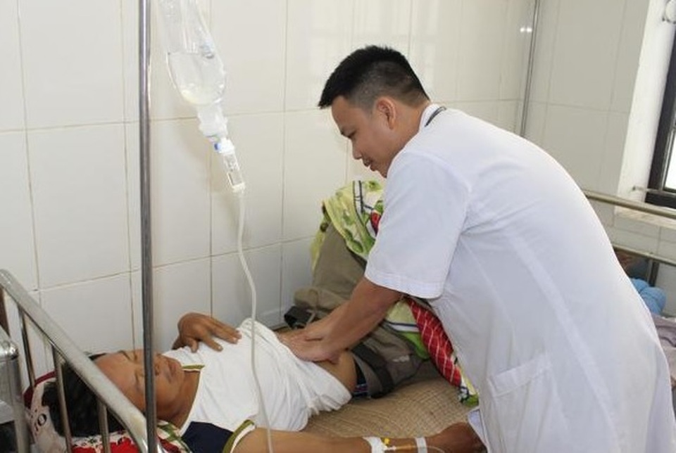 Nhầm lá lộc mại là rau sống, nam thanh niên bị trúng độc suýt mất mạng - 1