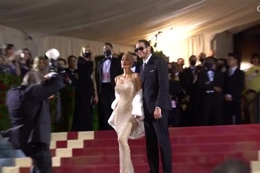 Kim Kardashian mặc váy của Marilyn Monroe đi dự Met Gala 2022