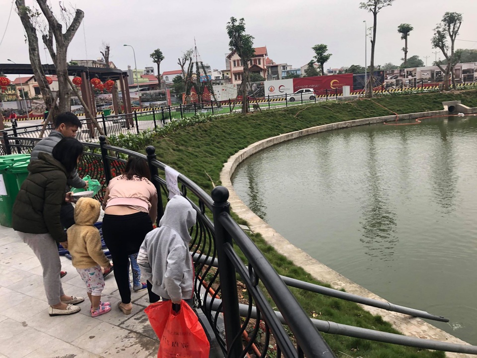 Hà Nội: Lắp cầu trượt “tiễn” Táo quân về trời, dân thích thú xếp hàng chờ đến lượt - 1 Hà Nội: Lắp cầu trượt “tiễn” Táo quân về trời, dân thích thú xếp hàng chờ đến lượt - 1