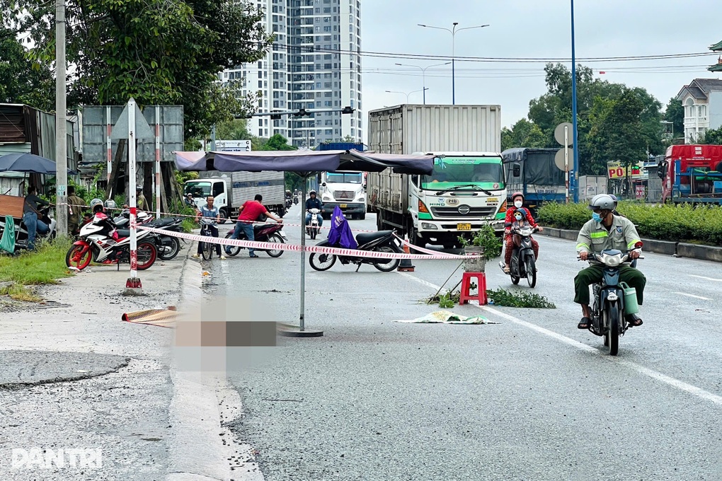 Thi thể người đàn ông bị biến dạng nằm trên đường ở TPHCM - 1 Thi thể người đàn ông bị biến dạng nằm trên đường ở TPHCM - 1