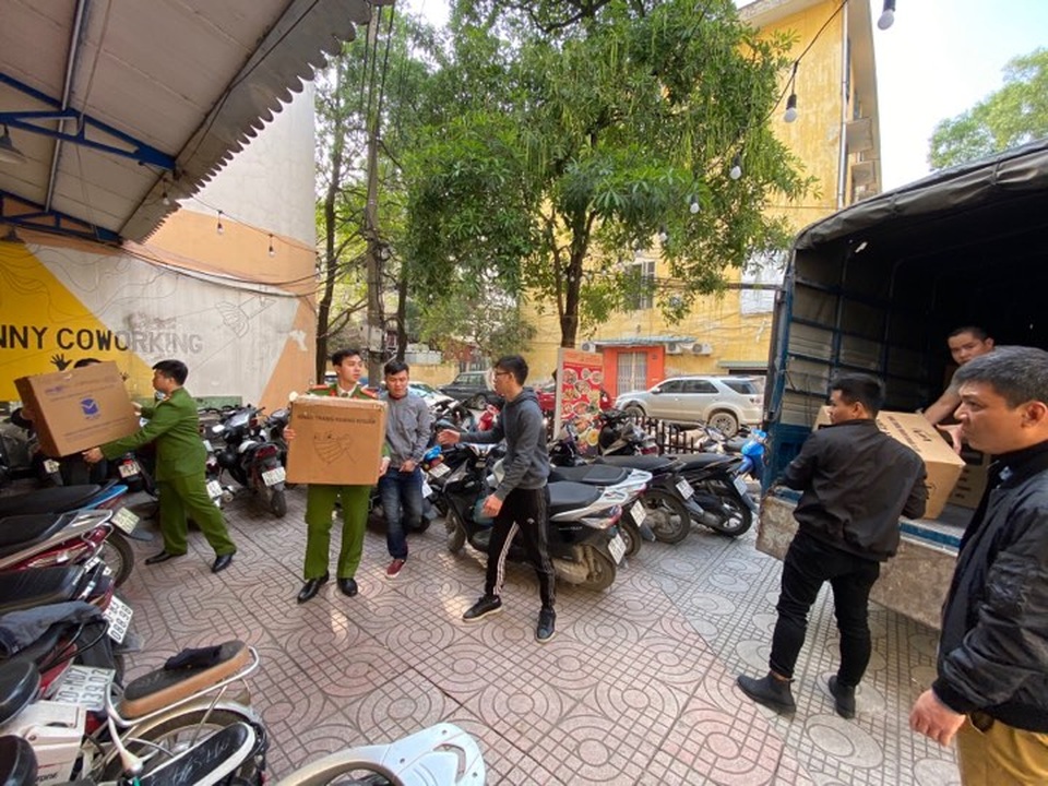 Người đàn ông mua gom 100.000 chiếc khẩu trang y tế để bán kiếm lời - 2 Người đàn ông mua gom 100.000 chiếc khẩu trang y tế để bán kiếm lời - 2