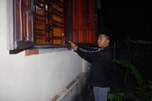 Nghịch tử trộm tiền của mẹ, cưa cửa sổ dựng hiện trường giả