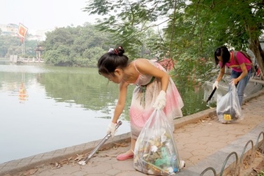 Cặm cụi nhặt rác bên Hồ Gươm