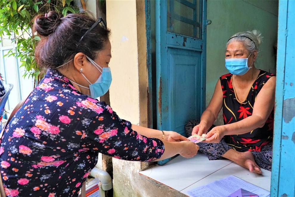 Người bán vé số dạo: Nhận tiền rồi mới thấy mình không bị bỏ rơi - 2 Người bán vé số dạo: Nhận tiền rồi mới thấy mình không bị bỏ rơi - 2