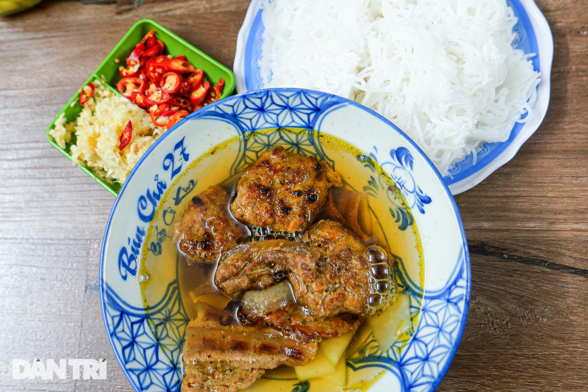 Bun cha restaurant in crowded alley, selling 600 servings/day in Hanoi - 9