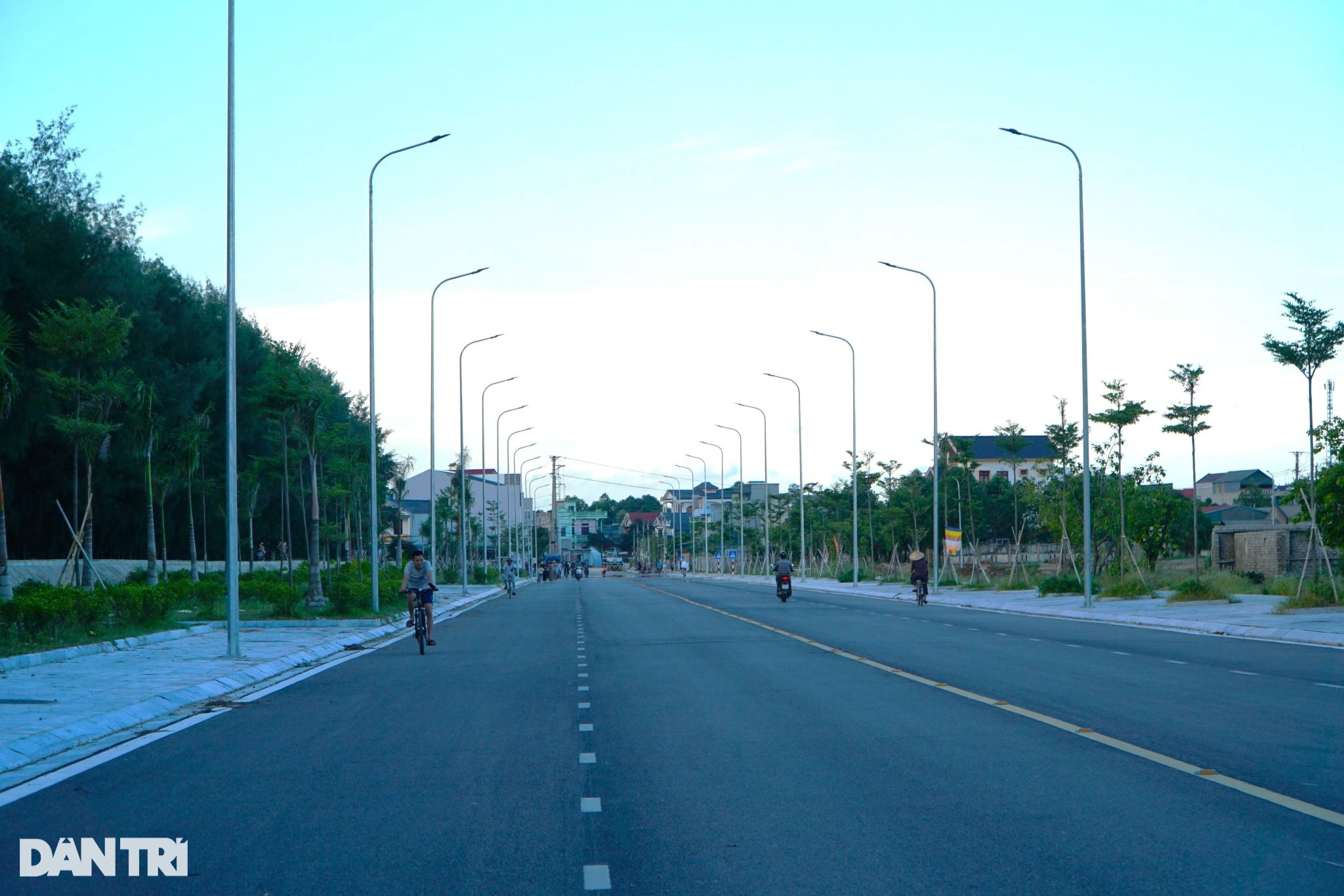 View - Ngắm tượng đài "Con tàu tập kết ra Bắc" sắp hoàn thiện | Báo Dân trí