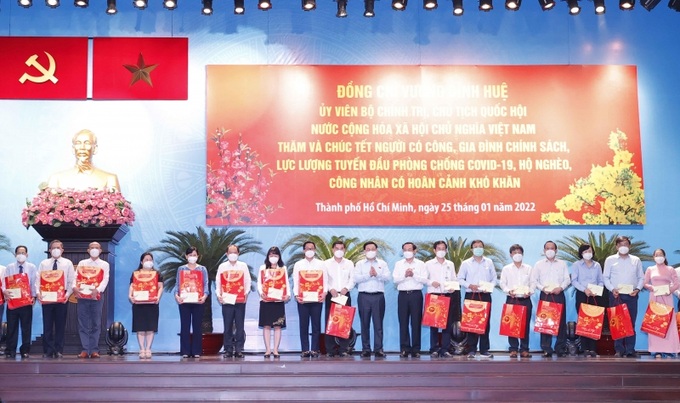 Chủ tịch Quốc hội Vương Đình Huệ trao tặng quà Tết cho lực lượng tuyến đầu chống dịch Covid-19.