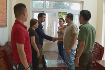 Vợ chồng du khách Thái Lan xúc động nhận lại 50 triệu đồng bị đánh rơi