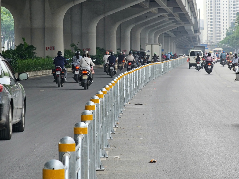 Đâm vào hàng rào phân làn đường Võ Chí Công, người đàn ông bị trọng thương - 2 Đâm vào hàng rào phân làn đường Võ Chí Công, người đàn ông bị trọng thương - 2