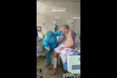 Bệnh nhân Covid-19 nặng nhất nước đã có thể ngồi dậy, đung đưa cả 2 chân