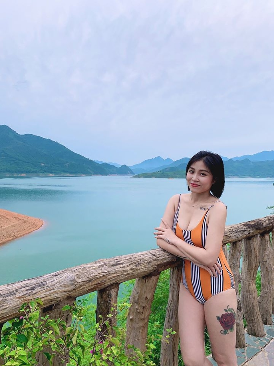MC Hoàng Linh diện áo tắm, khoe thân hình gợi cảm ở hồ bơi - 8 MC Hoàng Linh diện áo tắm, khoe thân hình gợi cảm ở hồ bơi - 8
