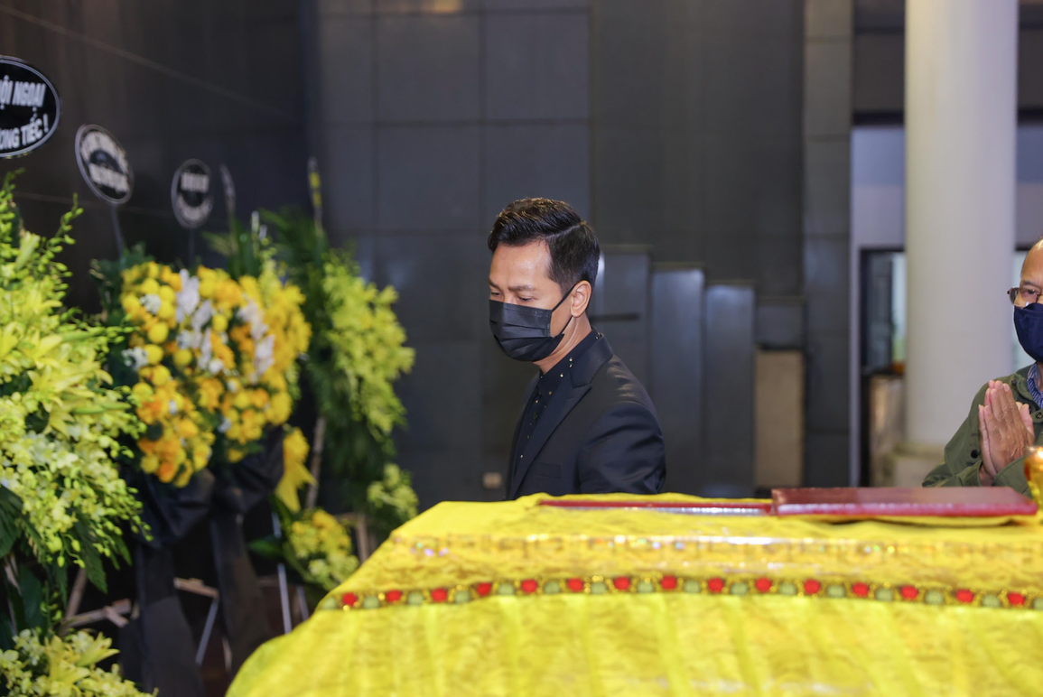 Tang lễ nhạc sĩ Phú Quang: Vợ nhạc sĩ khóc nghẹn nhìn mặt chồng lần cuối - 15 Tang lễ nhạc sĩ Phú Quang: Vợ nhạc sĩ khóc nghẹn nhìn mặt chồng lần cuối - 15