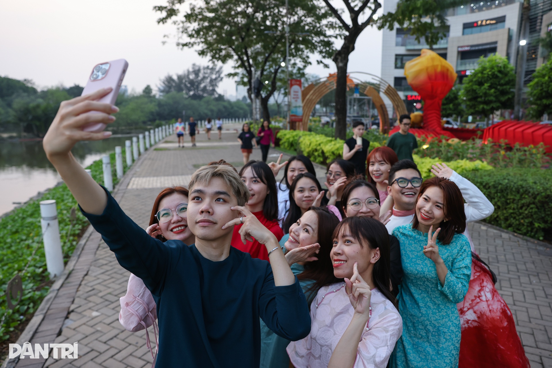 Ngắm linh vật kiểu xếp giấy ở đường hoa xuân khu nhà giàu Phú Mỹ Hưng - 12 Ngắm linh vật kiểu xếp giấy ở đường hoa xuân khu nhà giàu Phú Mỹ Hưng - 12