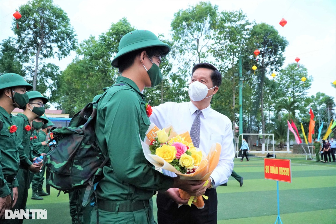 Người thân đội mưa bịn rịn tiễn tân binh lên đường nhập ngũ - 20 Người thân đội mưa bịn rịn tiễn tân binh lên đường nhập ngũ - 20