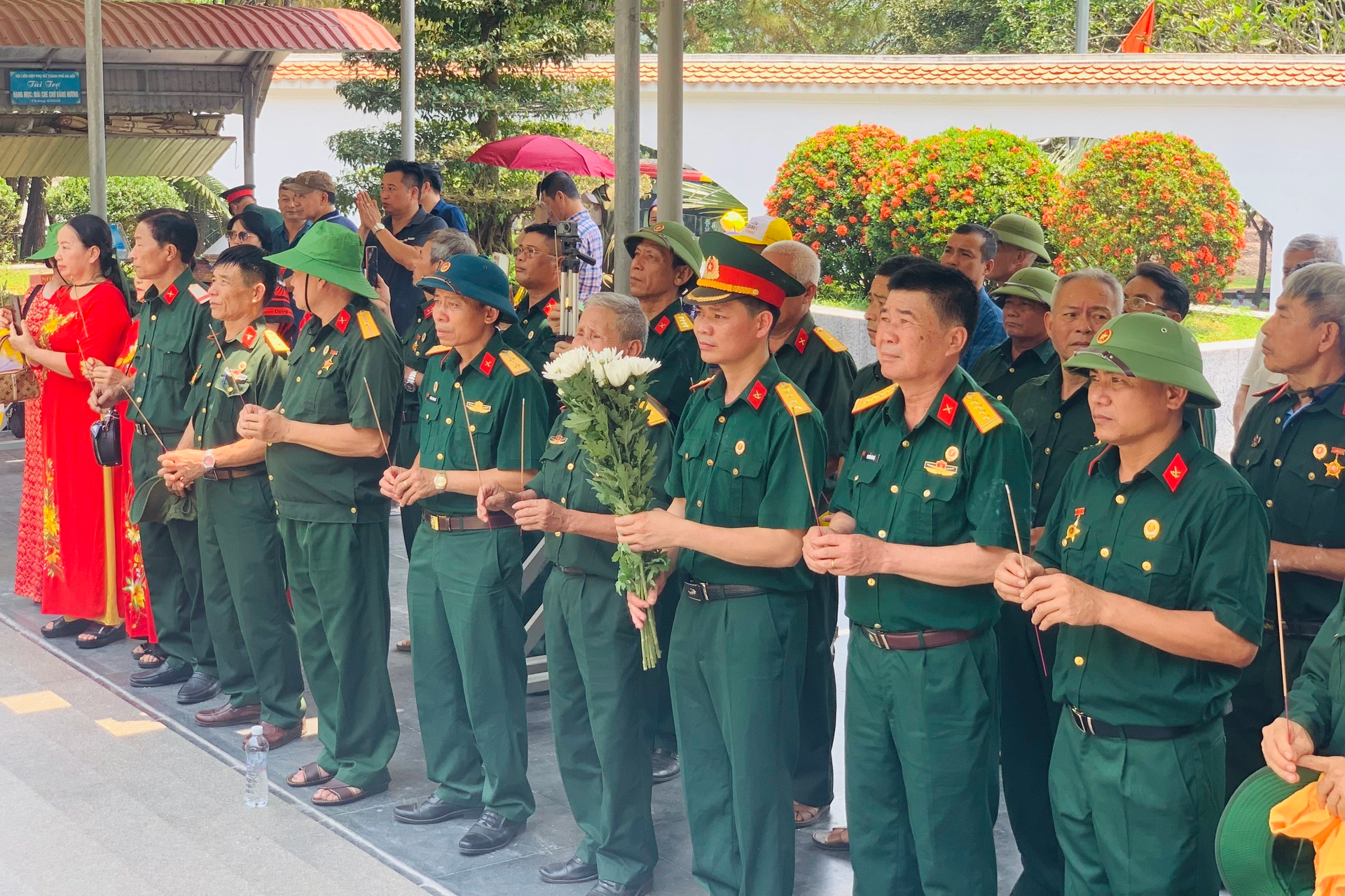 Hàng vạn người vượt nắng nóng hơn 40 độ C về Ngã ba Đồng Lộc - 3 Hàng vạn người vượt nắng nóng hơn 40 độ C về Ngã ba Đồng Lộc - 3