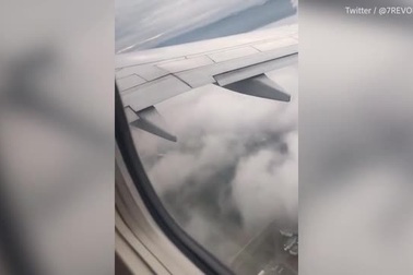 Hành khách “tá hỏa” khi động cơ máy bay bốc cháy trên không