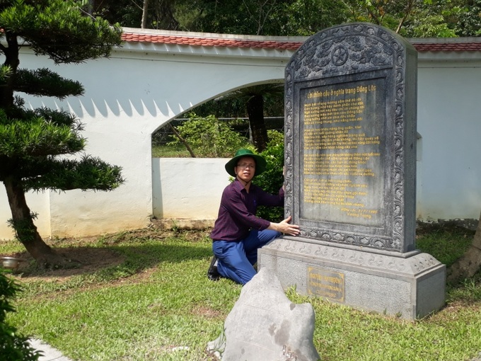 Tác giả bên tấm bia khắc bài thơ xúc động về 10 cô gái thanh niên xung phong ở Ngã ba Đồng Lộc.