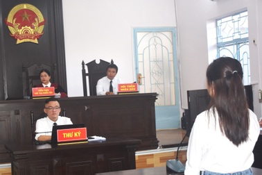 Nghi chồng quan hệ bất chính, vợ đánh "tình địch" bằng ly thủy tinh và kéo