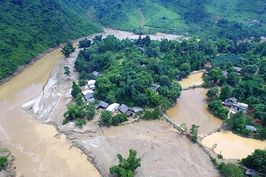 Thôn bản nghèo giữa hai dòng nước lũ