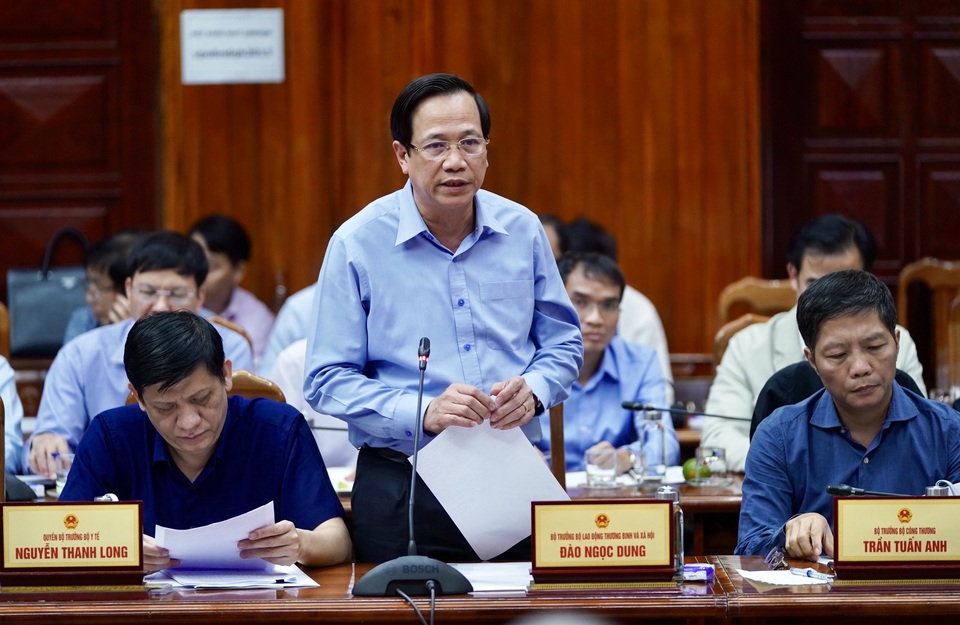 Thủ tướng về Quảng Bình thăm hỏi, tặng quà người dân vùng lũ lụt - 4 Thủ tướng về Quảng Bình thăm hỏi, tặng quà người dân vùng lũ lụt - 4