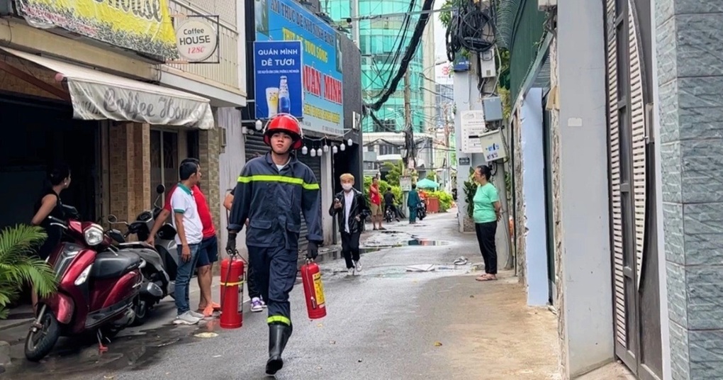 Cháy quán bar lúc giữa trưa, nhiều người ôm tài sản tháo chạy - 2 Cháy quán bar lúc giữa trưa, nhiều người ôm tài sản tháo chạy - 2