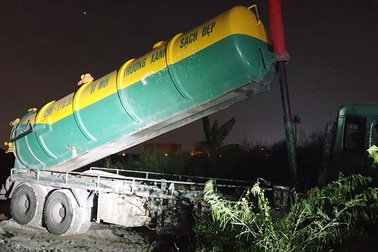 Hai xe “Vì môi trường xanh sạch đẹp” đổ trộm chất thải ra Đại lộ Thăng Long