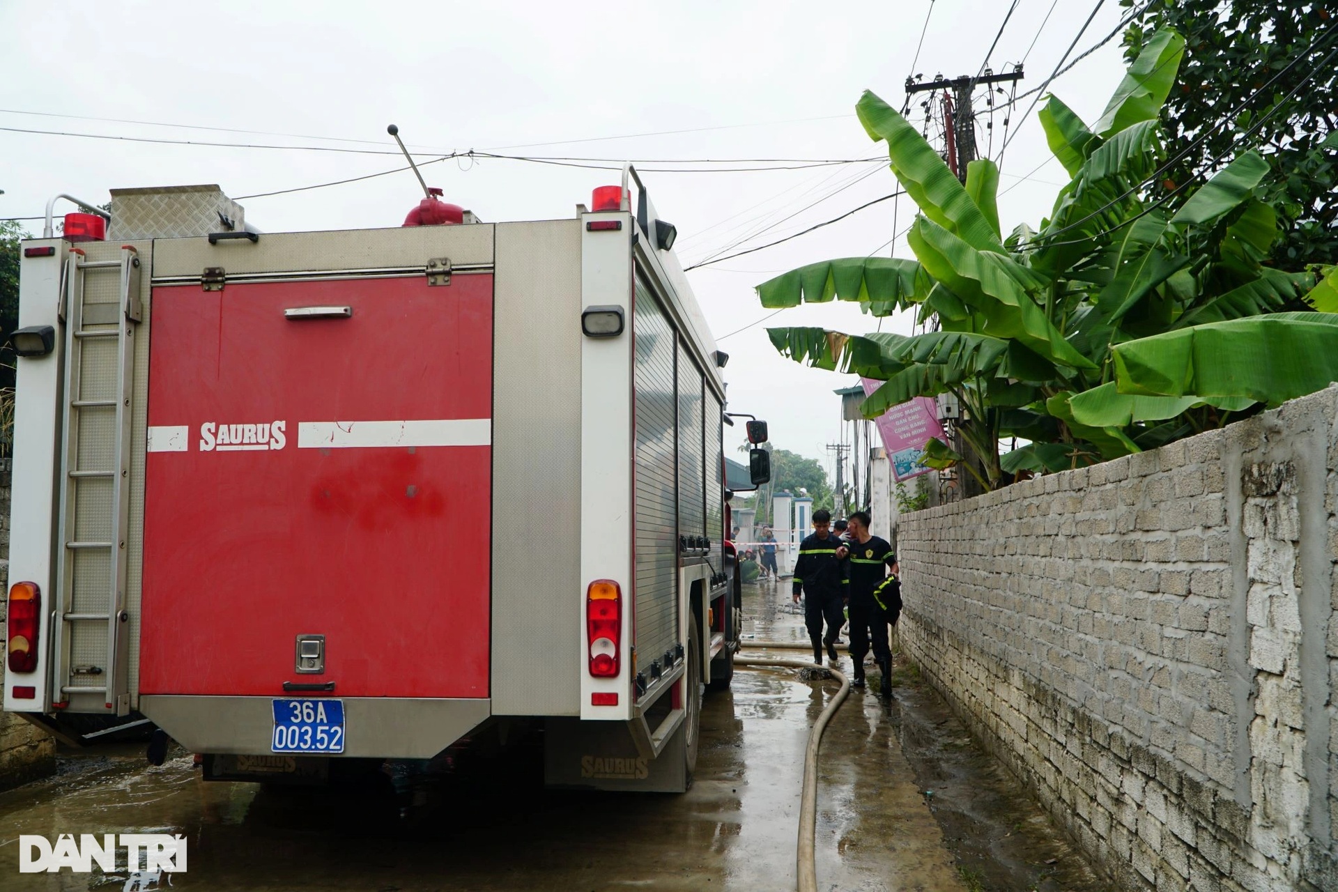 Hiện trường vụ cháy xưởng chăn đệm khiến nữ sinh viên tử vong - 5 Hiện trường vụ cháy xưởng chăn đệm khiến nữ sinh viên tử vong - 5