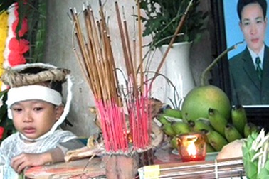 Xót thương cảnh con thơ đưa tang người cha “hiệp sỹ” bị trộm bắn chết