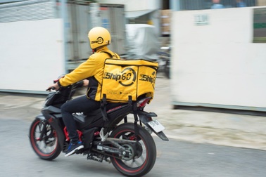 Muôn vàn khó khăn làm shipper