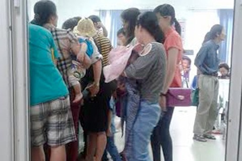 Vắc xin Quinvaxem: Không tiêm cũng sợ, tiêm lại càng lo!