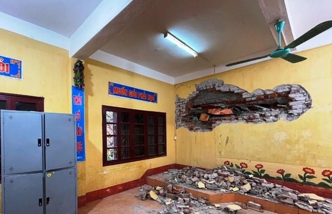 Mưa lớn gây sạt lở đất đá, phá thủng tường trường tiểu học - 1 Mưa lớn gây sạt lở đất đá, phá thủng tường trường tiểu học - 1