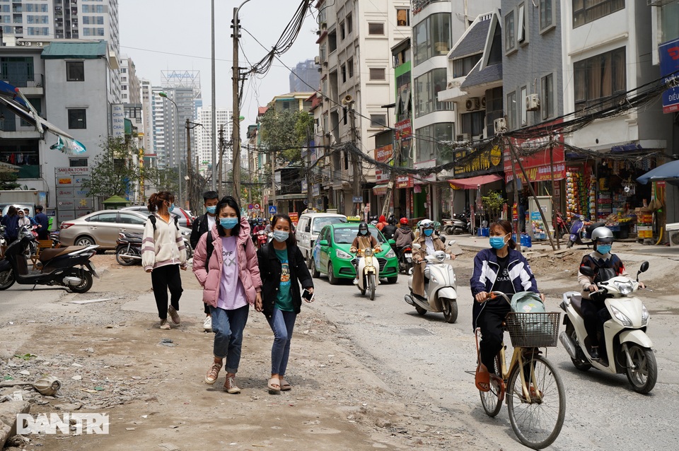 Hà Nội: Con đường dài hơn 400m xây 4 năm vẫn chưa xong - 2 Hà Nội: Con đường dài hơn 400m xây 4 năm vẫn chưa xong - 2