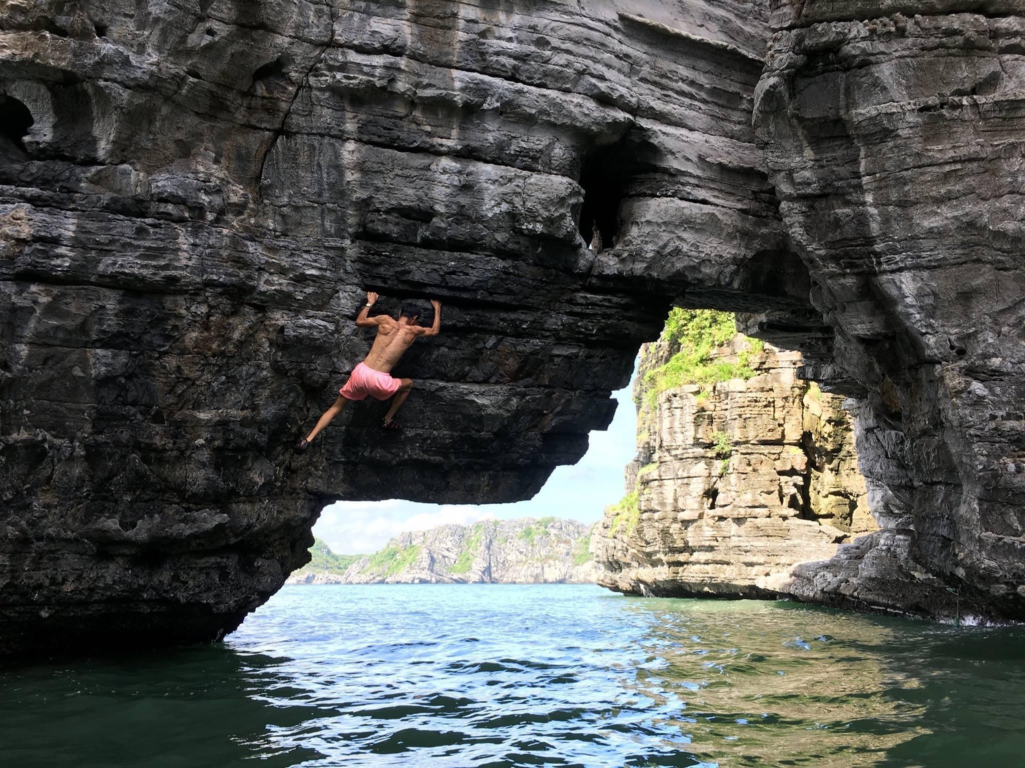 Deep water soloing là bộ môn đòi hỏi sự dẻo dai của đôi tay, khéo léo của chân và cần biết phân phối sức, phối hợp nhịp nhàng giữa chân và tay, đặc biệt là sự tỉnh táo và vận dụng trí não (Ảnh: Cat Ba Climbing).