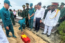 Phát hiện hài cốt nghi là liệt sỹ, có ví da chứa tiền, đồng xu và giấy tờ