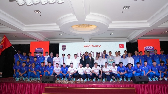 Tham dự lễ xuất quân có ông Nguyễn Văn Lợi - Bí thư tỉnh ủy; bà Trương Thị Bích Hạnh - UVTV Tỉnh Uỷ -Trưởng ban tuyên giáo tỉnh ủy Bình Dương; Ông Nguyễn Văn Hùng - Chủ tịch HĐQT- Tổng Công ty Becamex IDC; Ông Vũ Đức Thành – Chủ tịch Liên Đoàn Bóng đá Bình Dương
Ông Bùi Hữu Toàn - GĐ Sở VHTTDL tỉnh Bình Dương; Ông Cao Văn Chóng - PGĐ Sở VHTTDL tỉnh Bình Dương; Ông Lâm Phi Hùng – GĐ Đài Phát thanh – Truyền hình Bình Dương; Ông Hồ Hồng Thạch – Chủ tịch HĐQT Cty CP CLB Bóng đá Becamex Bình Dương; Ông Lê Huỳnh Đức – HLV trưởng và toàn thể BHL.