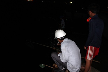 Hai cha con chết đuối khi đi câu mực