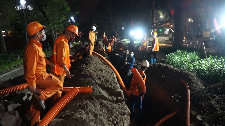Hà Nội chôn ngầm 1600m cáp điện, lát lại vỉa hè quanh hồ Gươm - 6 Hà Nội chôn ngầm 1600m cáp điện, lát lại vỉa hè quanh hồ Gươm - 6