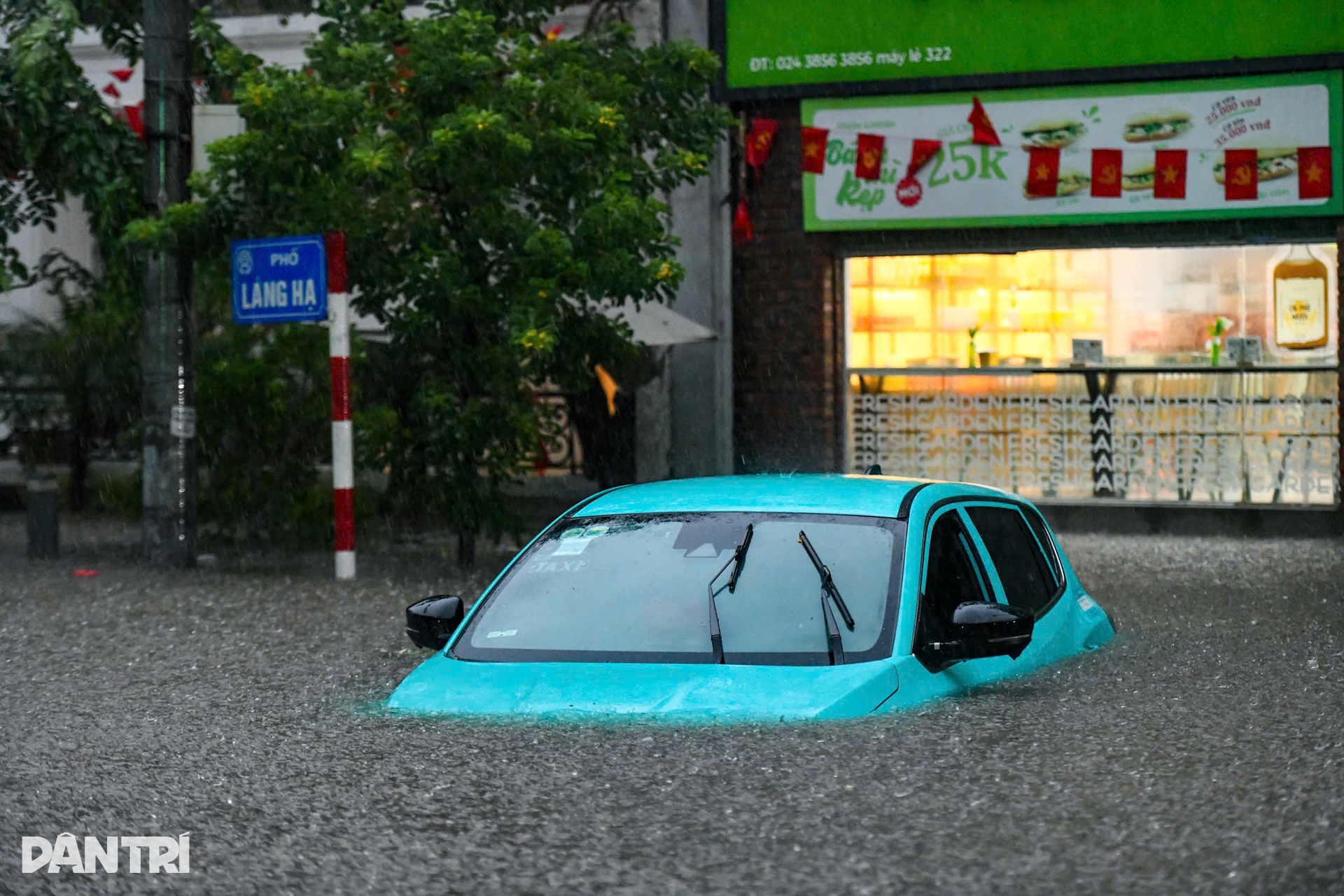 Hàng loạt xe sang bơi trong biển nước ngập ở Hà Nội - 16 Hàng loạt xe sang bơi trong biển nước ngập ở Hà Nội - 16