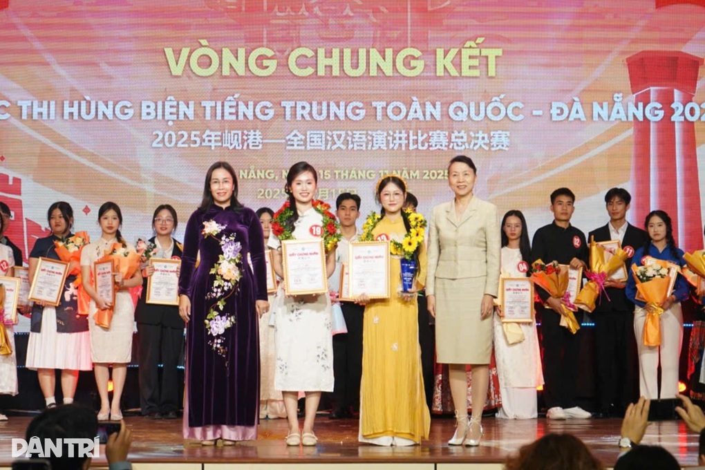 ২০২৫ সালের চীনা ভাষণ প্রতিযোগিতায় লাও কাইয়ের প্রার্থী প্রথম পুরস্কার জিতেছেন - ১ Thí sinh đến từ Lào Cai đạt giải Nhất cuộc thi hùng biện tiếng Trung 2025 - 1