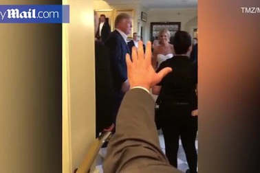 Tổng thống Trump bất ngờ xuất hiện tại đám cưới người lạ