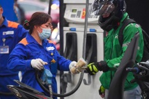 Giá xăng tăng cao nhất 8 năm, hàng nhỏ giọt, chuyên gia chỉ cách "hạ nhiệt"