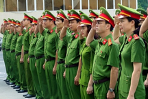 Nữ sĩ quan công an hàm đại tá được kéo dài 5 năm công tác