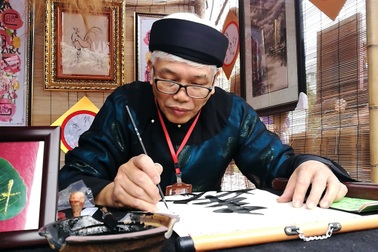Hà Nội: Các ông đồ khai bút, cho chữ trong hồ Văn