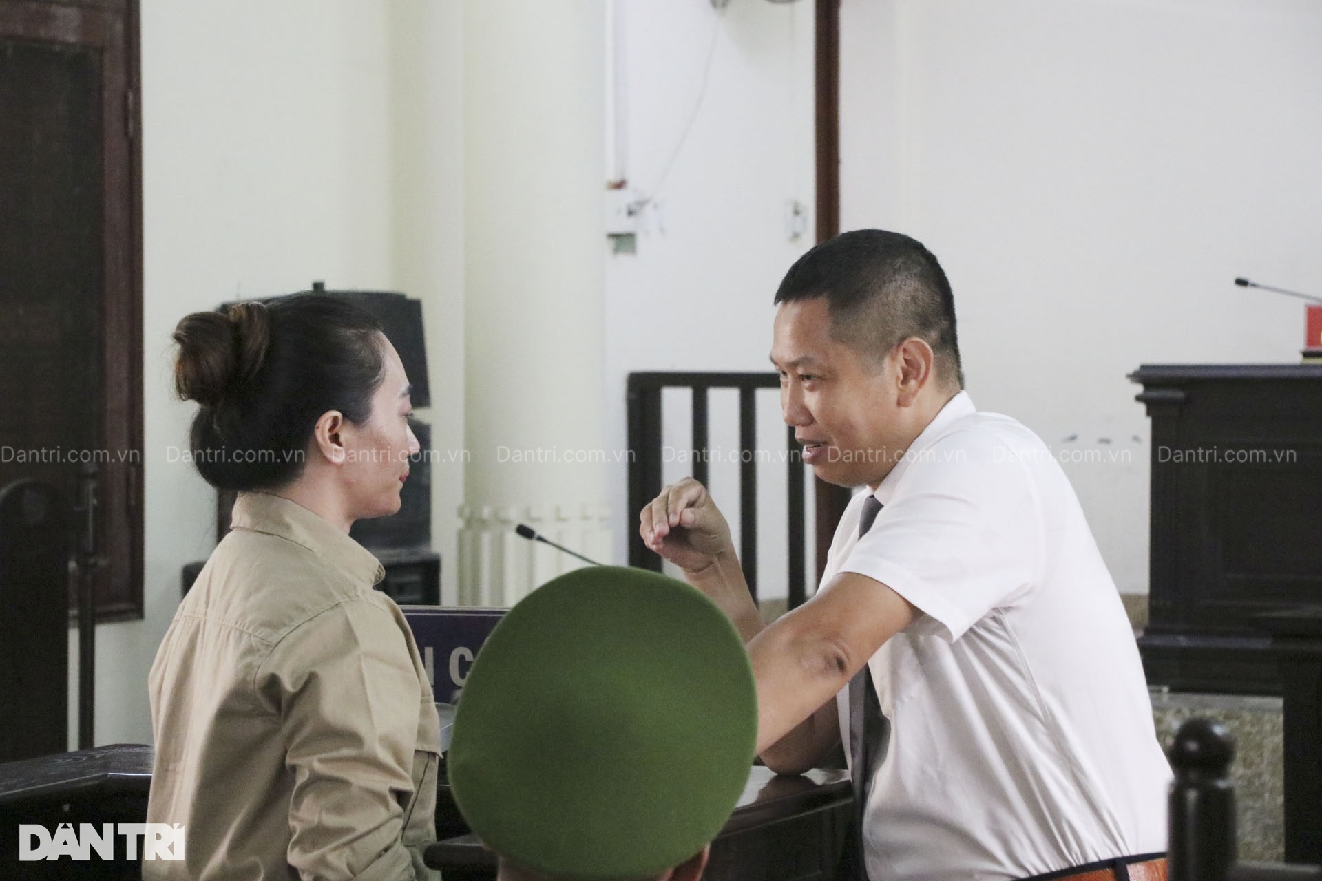 Hình ảnh Cô đồng bổ cau Trương Thị Hương tại tòa - 4 Hình ảnh Cô đồng bổ cau Trương Thị Hương tại tòa - 4