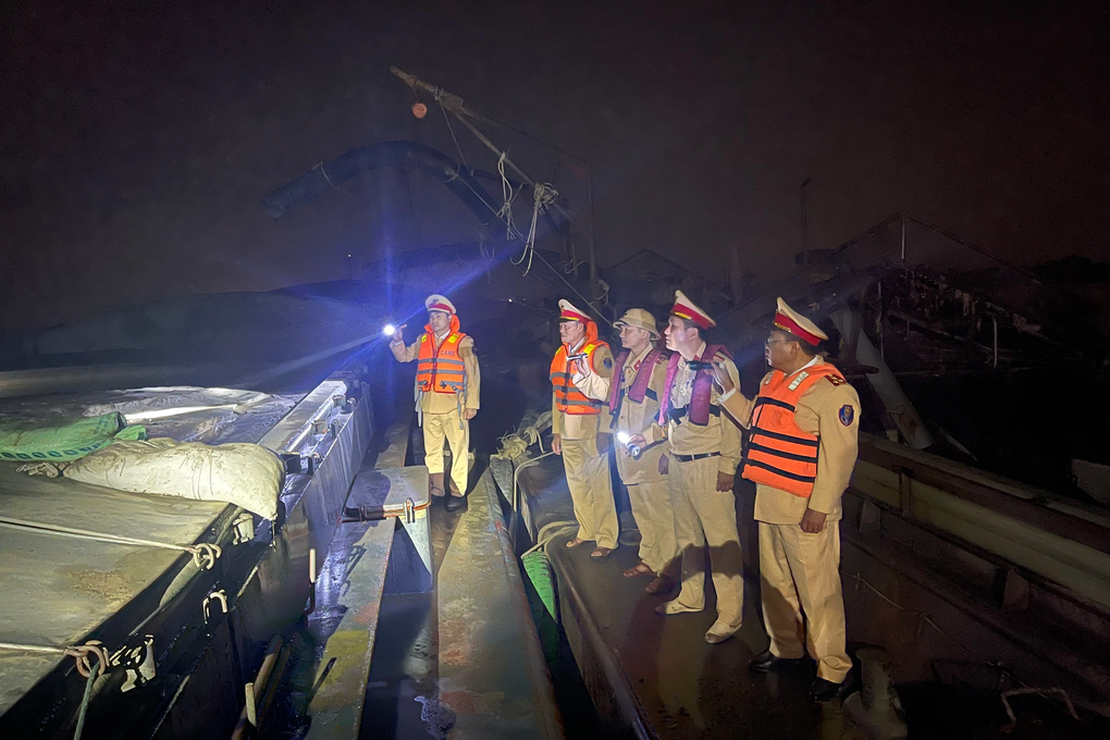 Cảnh sát mật phục, bắt quả tang 2 tàu cát tặc trên sông - 1