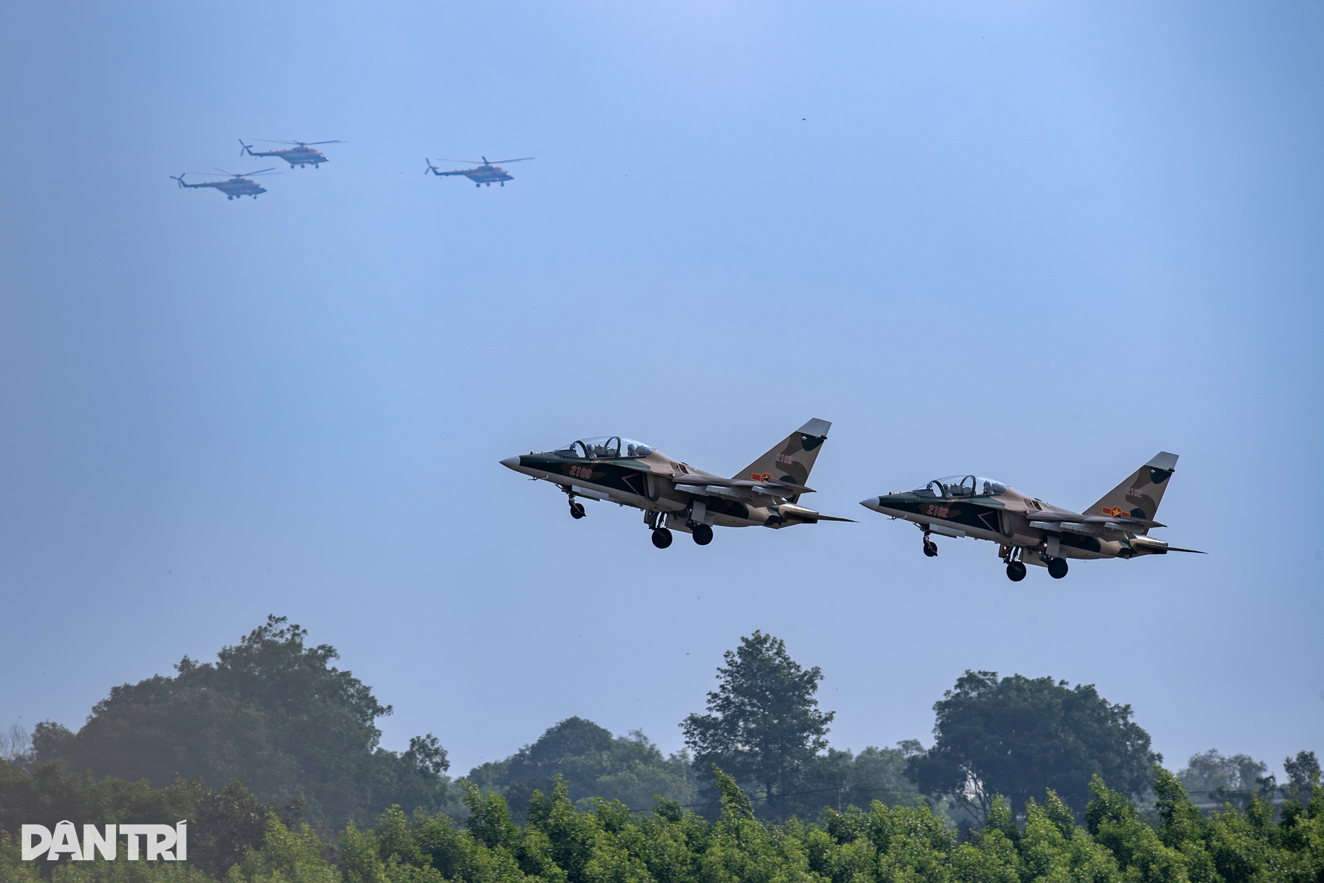 Hình ảnh hào hùng của 23 máy bay chiến đấu hợp luyện tại sân bay Biên Hòa - 4