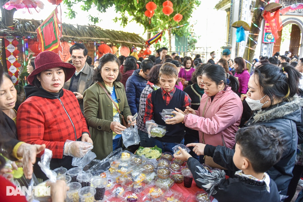 Người dân chen chân xếp hàng thử món xôi nổi tiếng bậc nhất Hà Nội - 8 Người dân chen chân xếp hàng thử món xôi nổi tiếng bậc nhất Hà Nội - 8