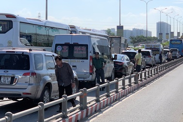Cao tốc “tê liệt”, hàng loạt tuyến đường phía Đông Sài Gòn kẹt cứng