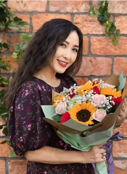 Sắc vóc xinh đẹp, trẻ hơn tuổi của vợ trưởng thôn Khánh Huyền - 14